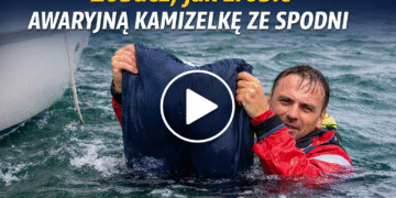 Awaryjna kamizelka ze spodni na jachcie